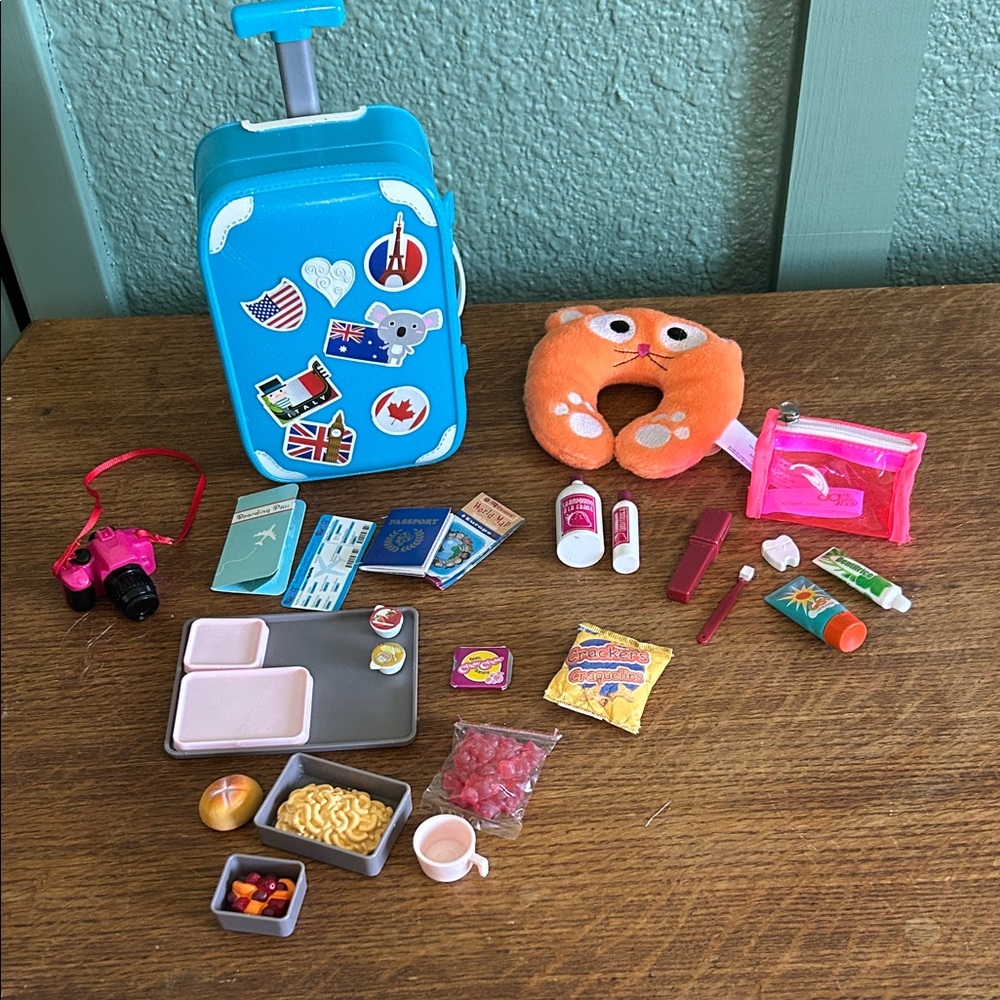 Well traveled luggage set